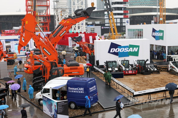 Doosan Introduces New China-Exclusive Models at bauma China 2014